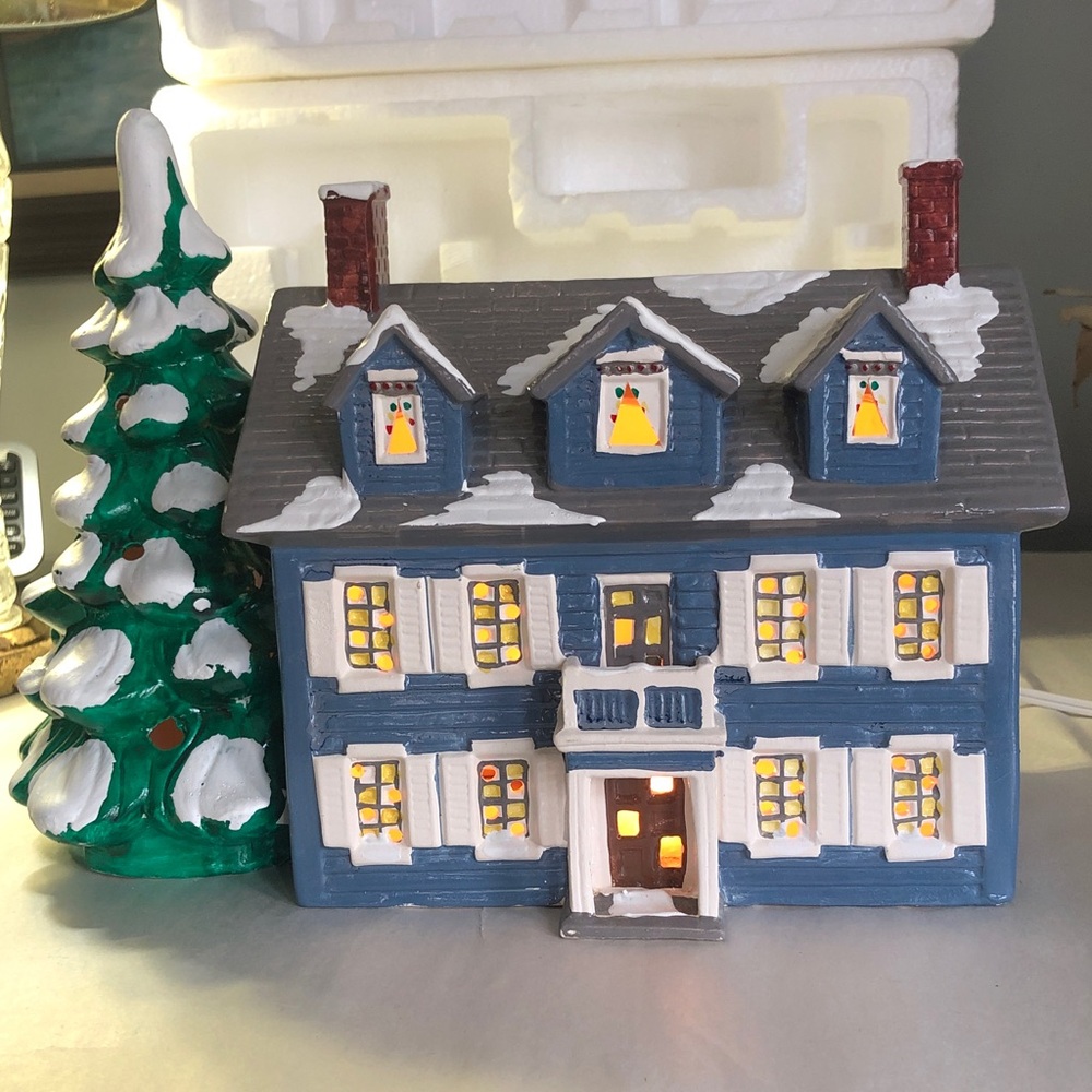 Dept 56 Snow Village WILLIAMSBURG HOUSE w Christmas tree Hand-painted 5046. 1986